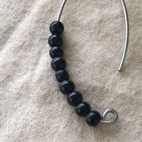 Black/bead earrings - Picture 4 of 5
